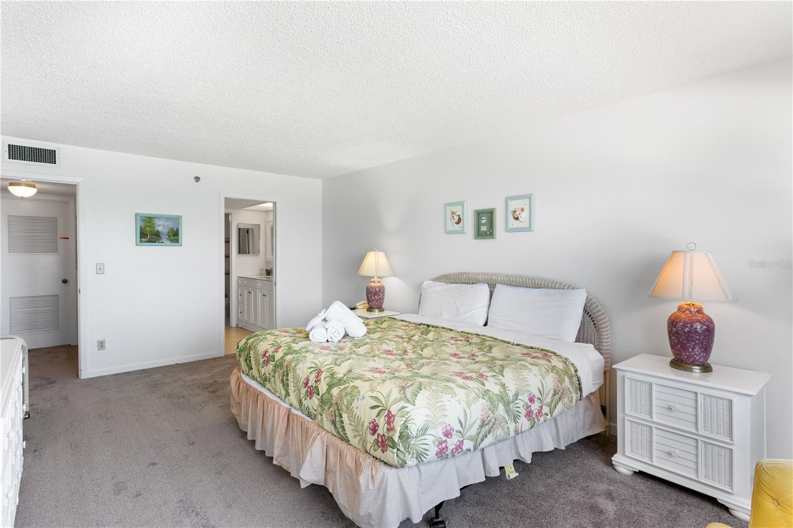 Listing photo id 16 for 900 Gulf Boulevard 702