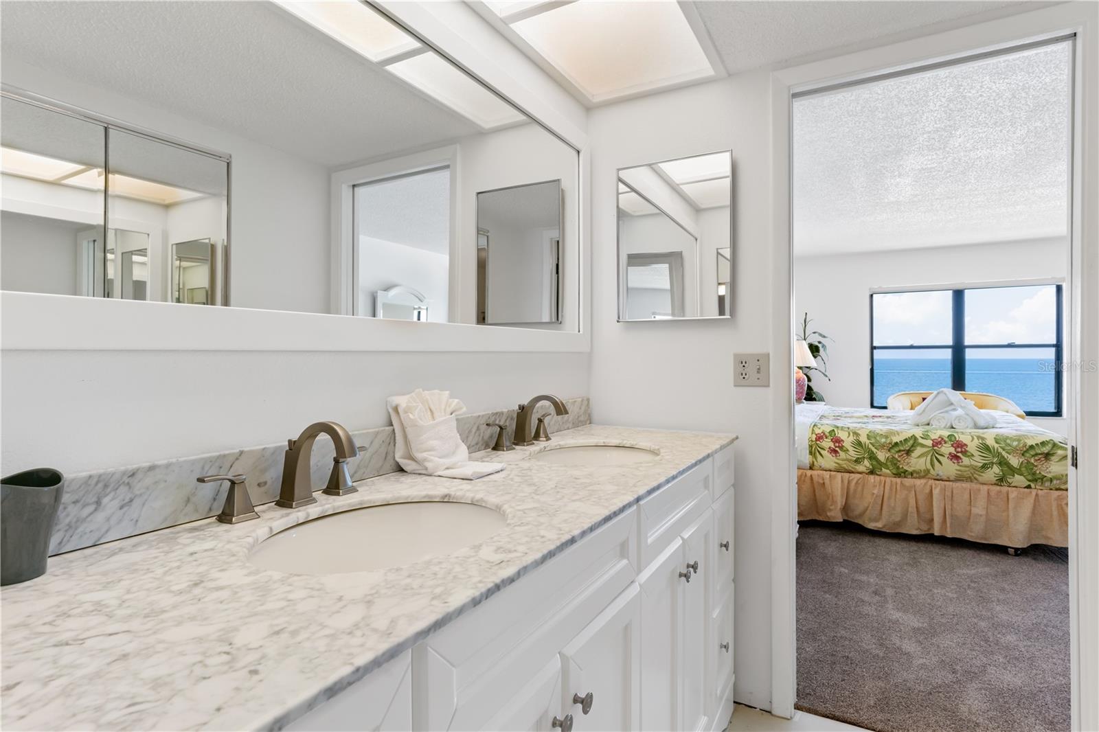 Listing photo id 18 for 900 Gulf Boulevard 702