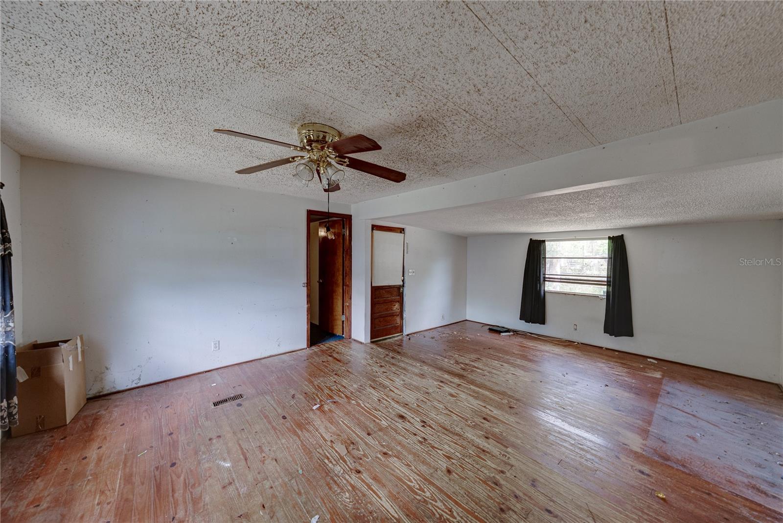 Image 11 of 33 For 25492 Hebron Street