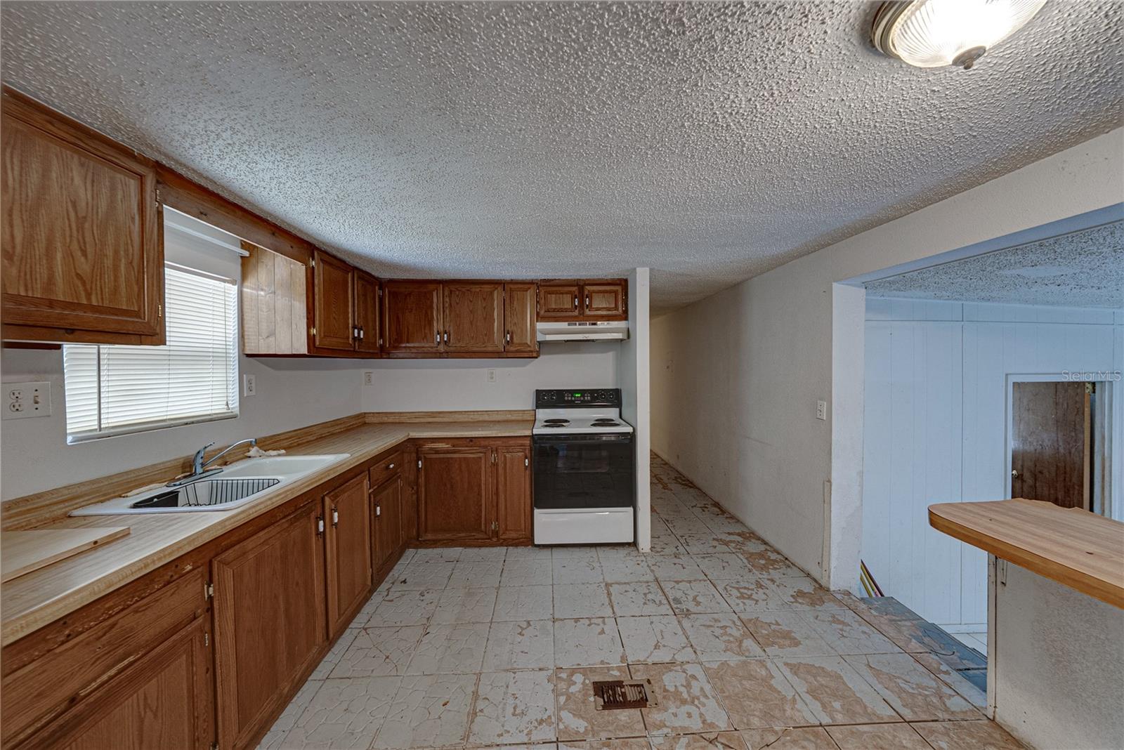 Image 13 of 33 For 25492 Hebron Street