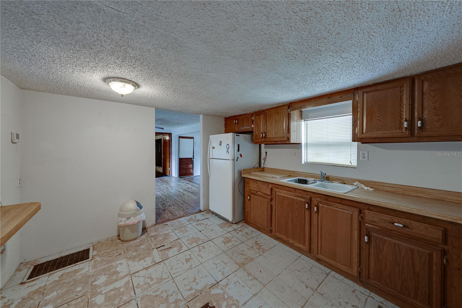 Image 14 of 33 For 25492 Hebron Street