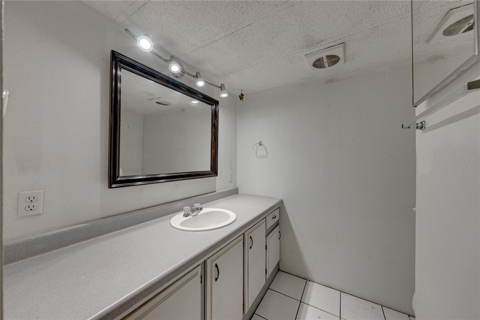 Image 21 of 33 For 25492 Hebron Street