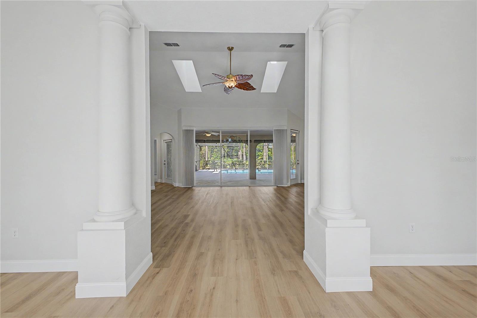 Listing photo id 9 for 15031 Surrey Bend