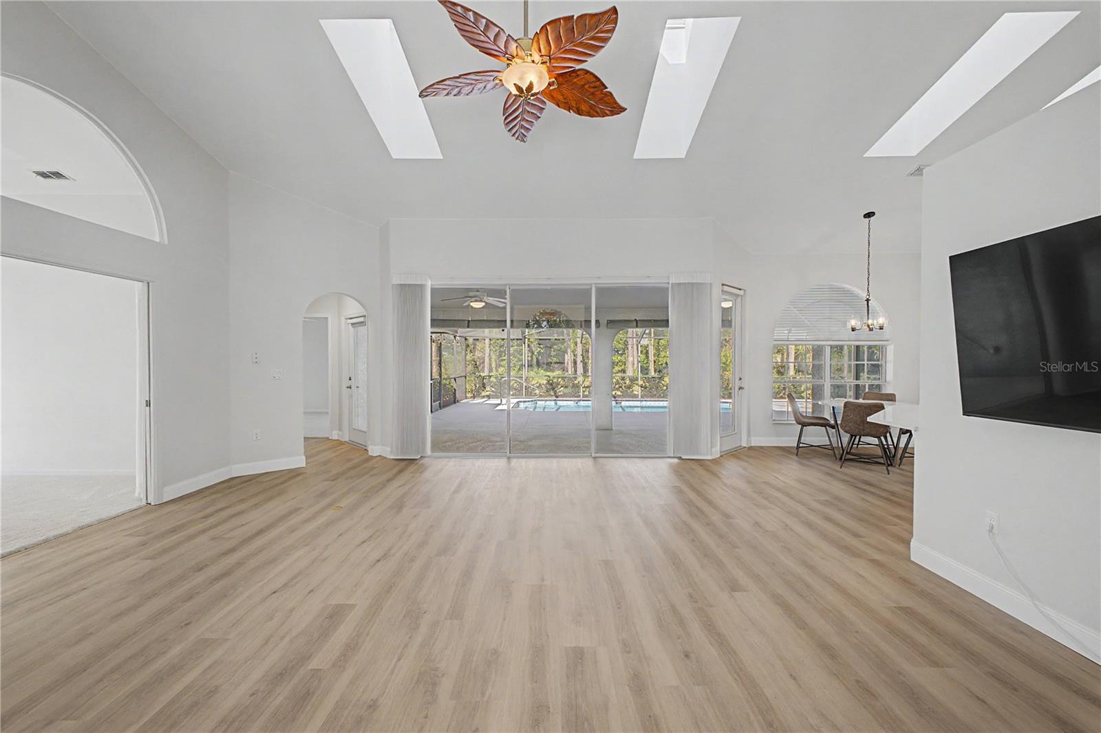 Listing photo id 10 for 15031 Surrey Bend