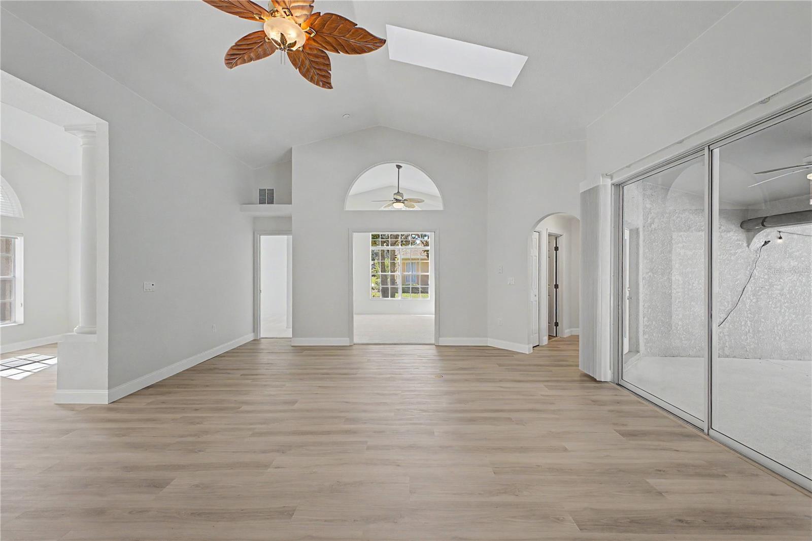 Listing photo id 11 for 15031 Surrey Bend