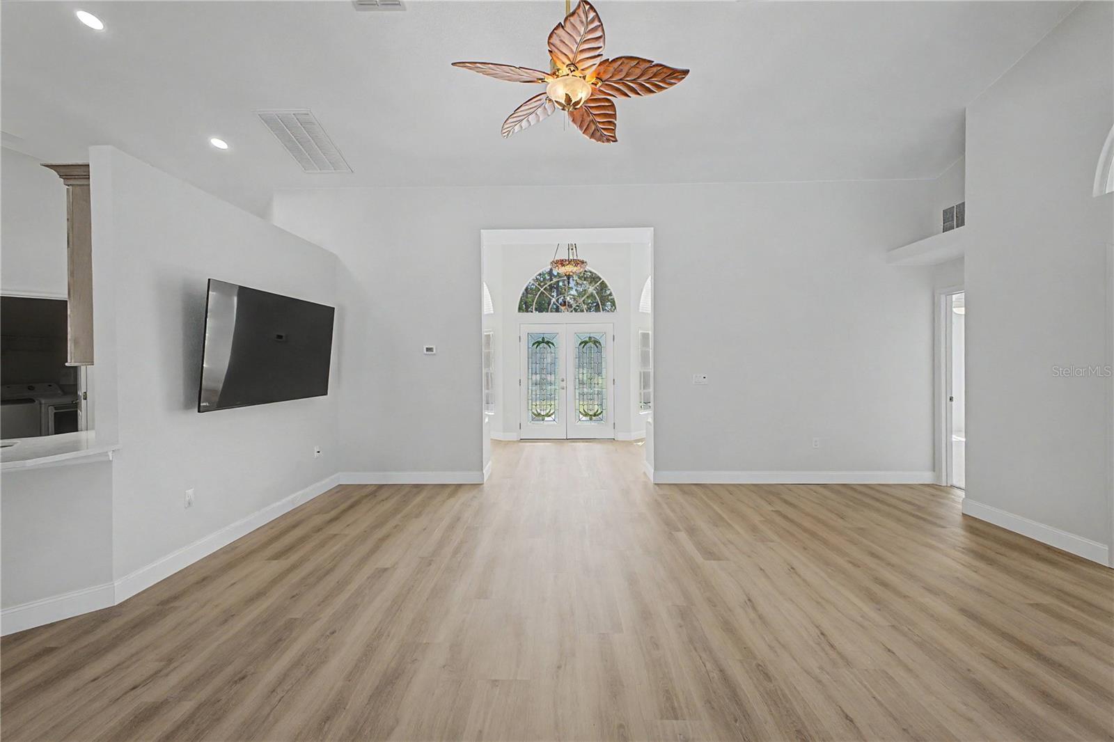 Listing photo id 12 for 15031 Surrey Bend