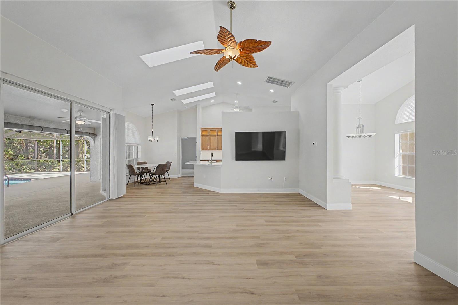 Listing photo id 13 for 15031 Surrey Bend