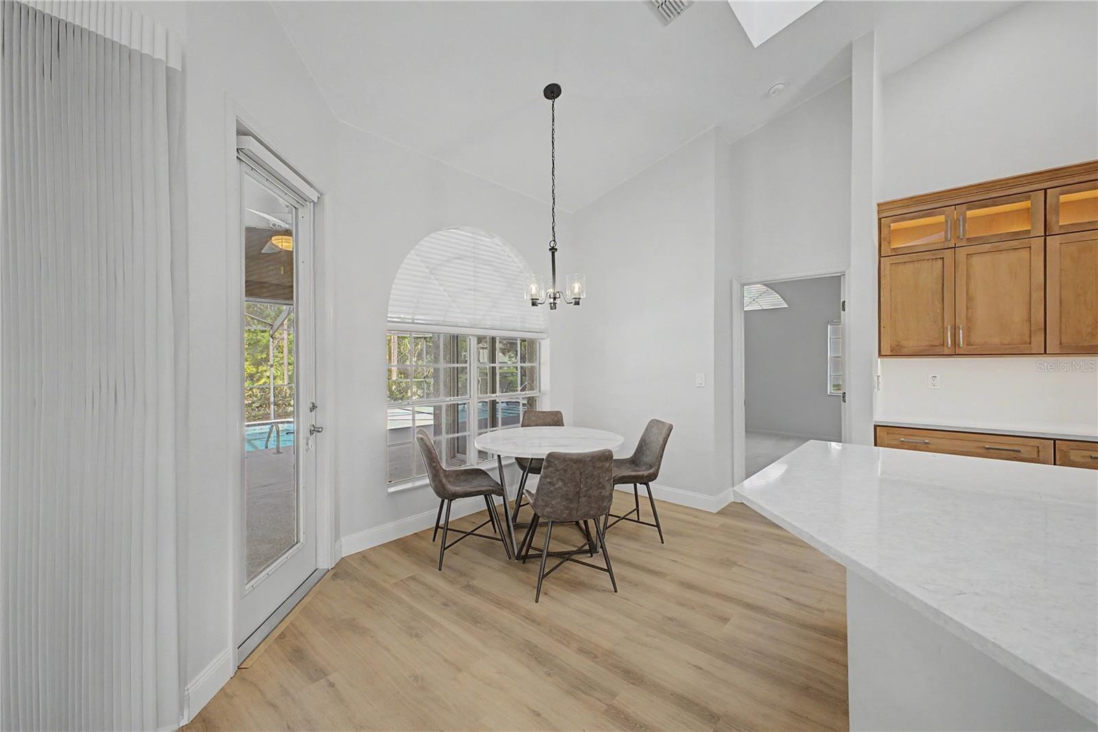 Listing photo id 14 for 15031 Surrey Bend