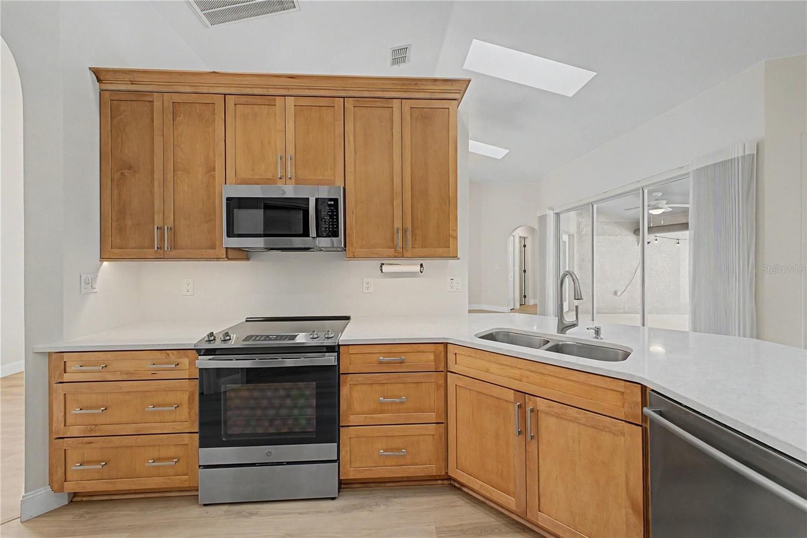 Listing photo id 17 for 15031 Surrey Bend