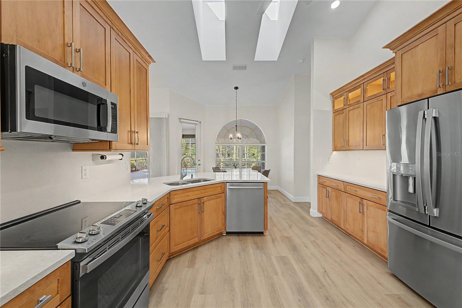 Listing photo id 19 for 15031 Surrey Bend