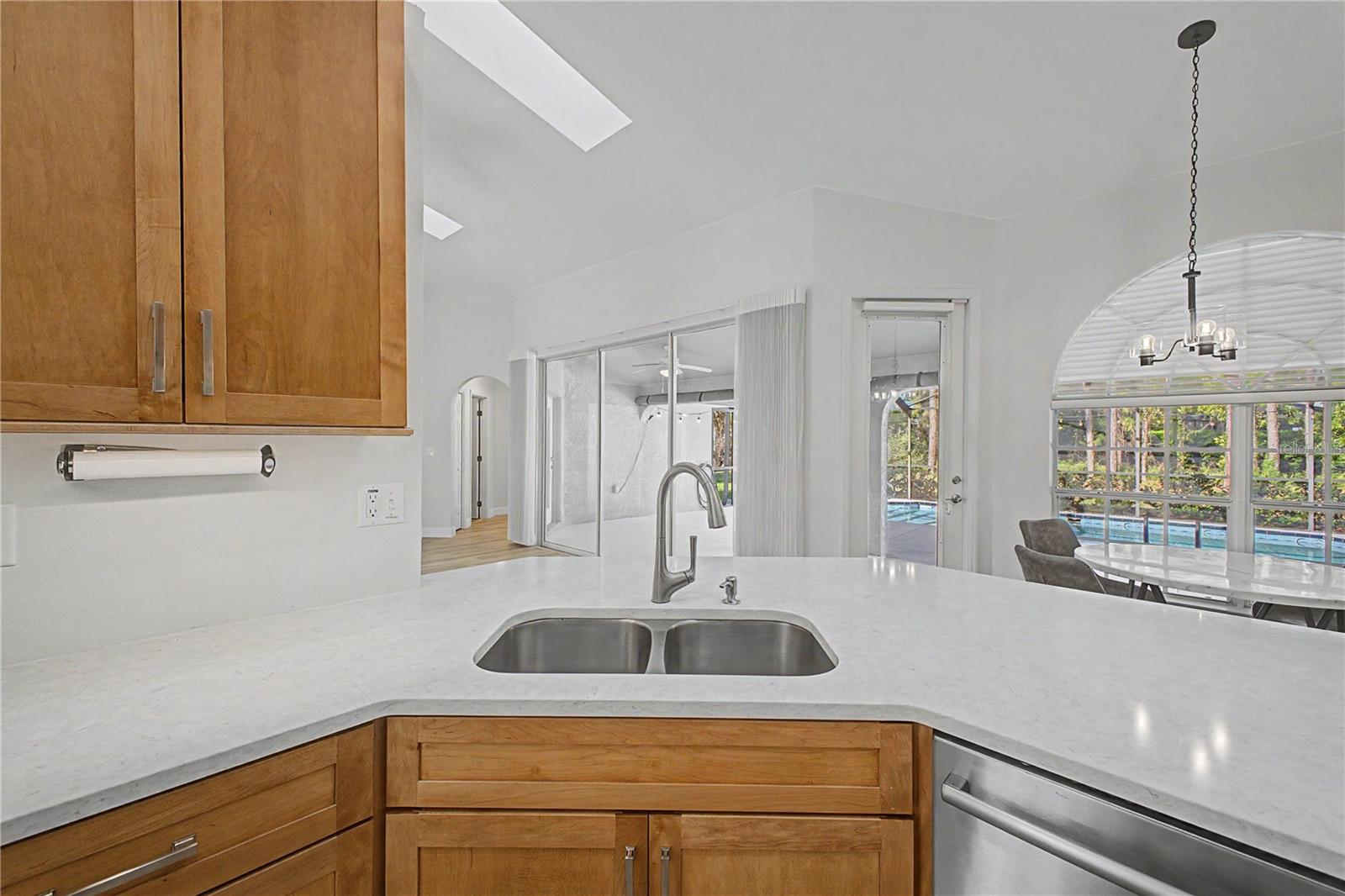 Listing photo id 20 for 15031 Surrey Bend