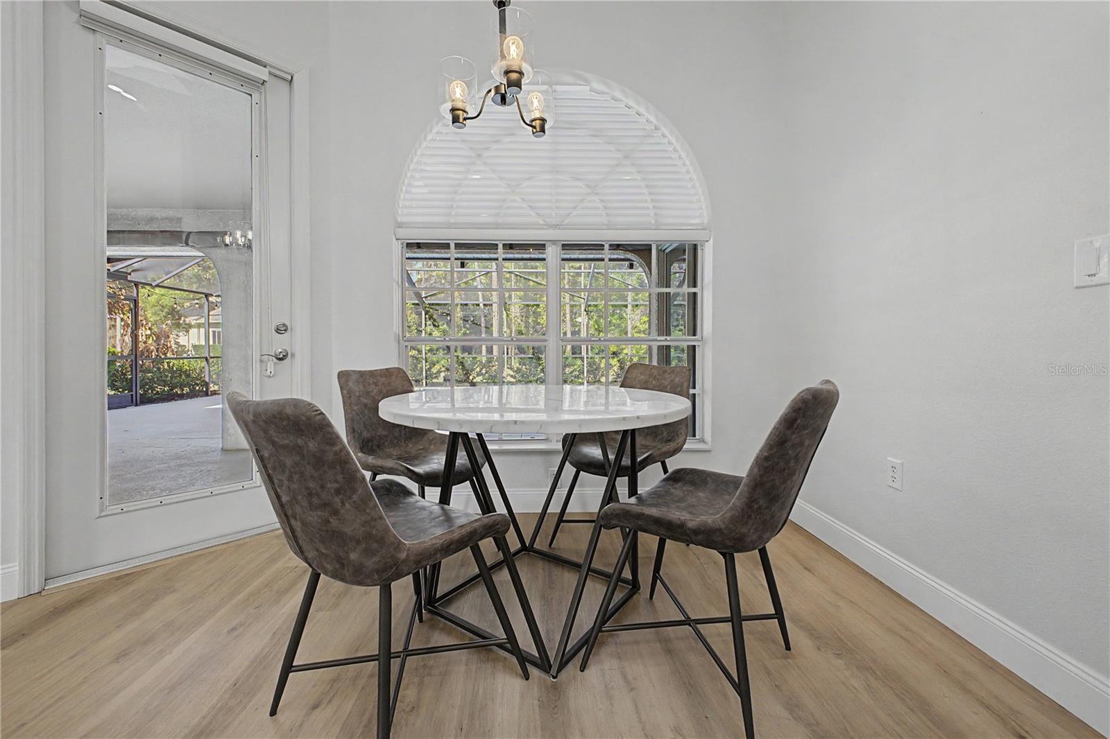 Listing photo id 24 for 15031 Surrey Bend