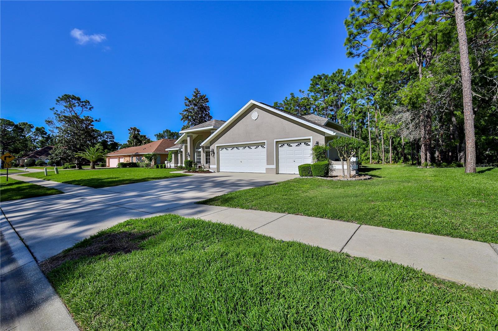 Listing photo id 1 for 15031 Surrey Bend