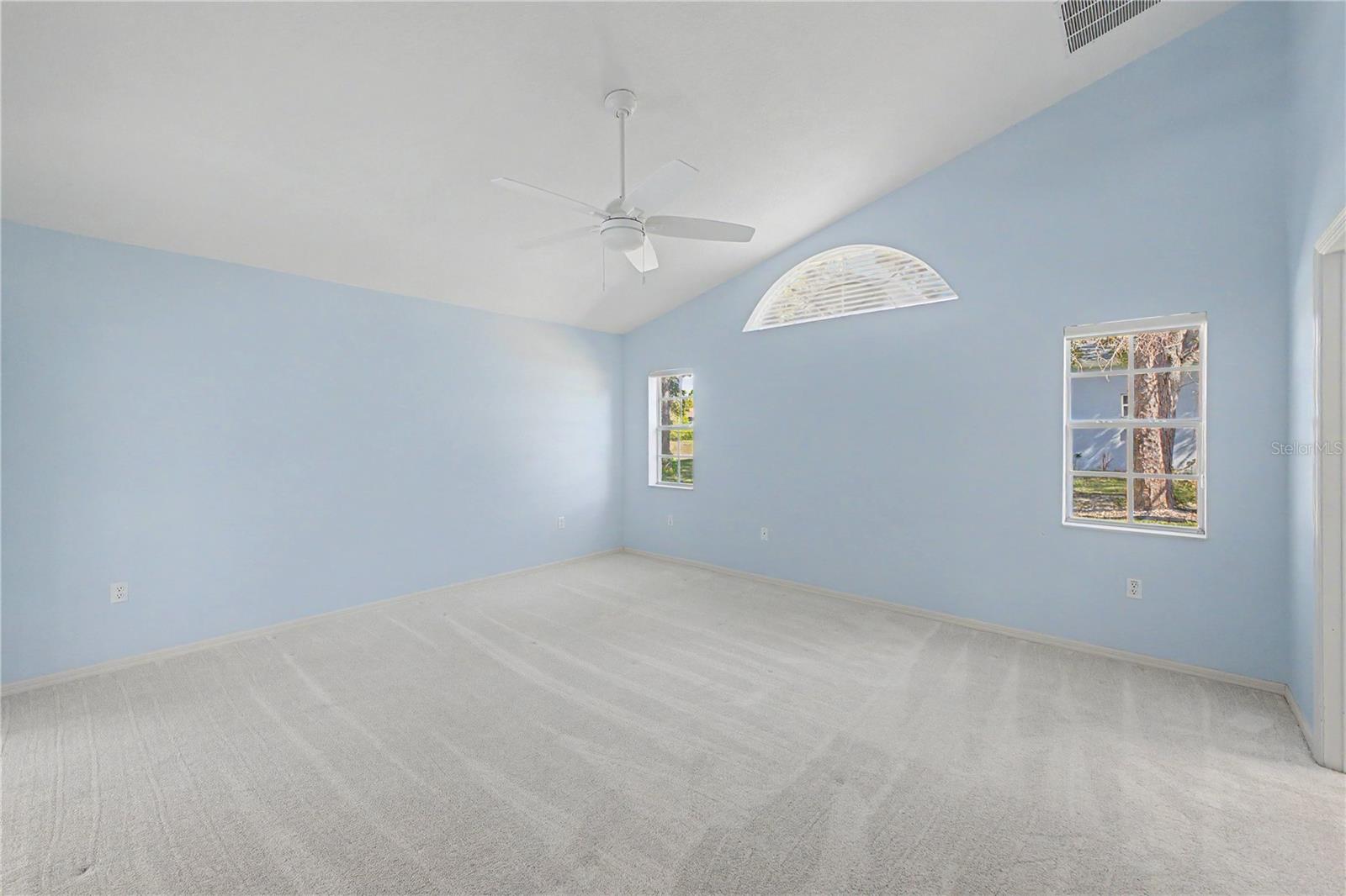 Listing photo id 33 for 15031 Surrey Bend