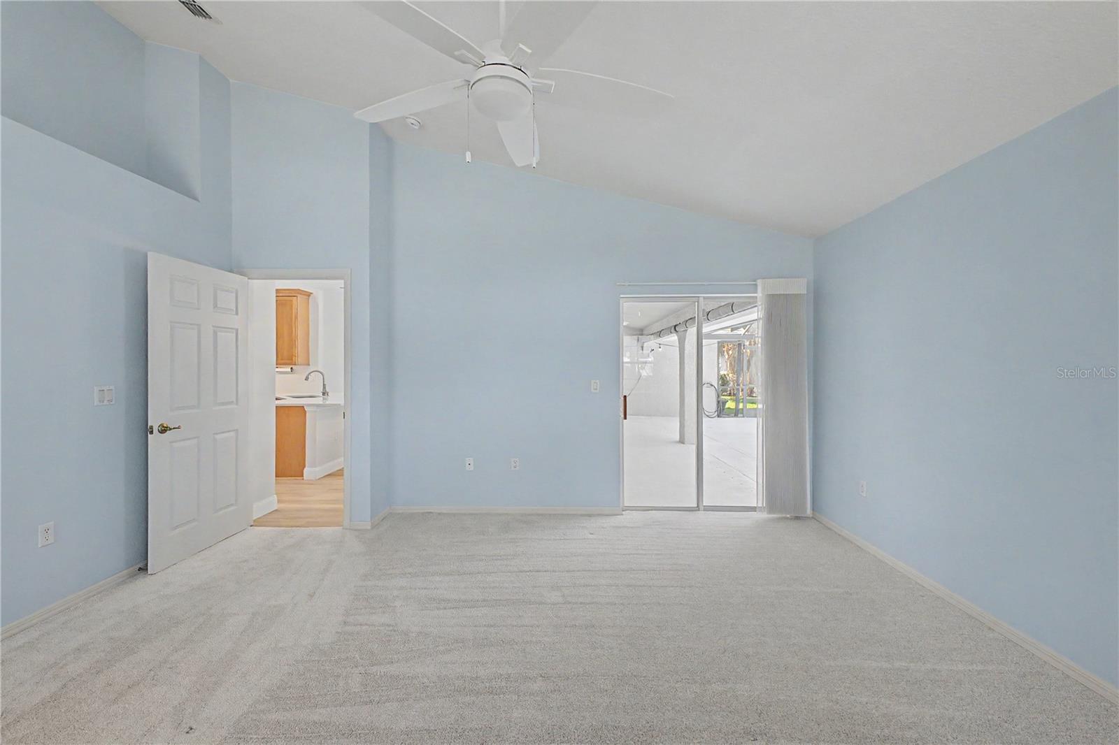 Listing photo id 35 for 15031 Surrey Bend