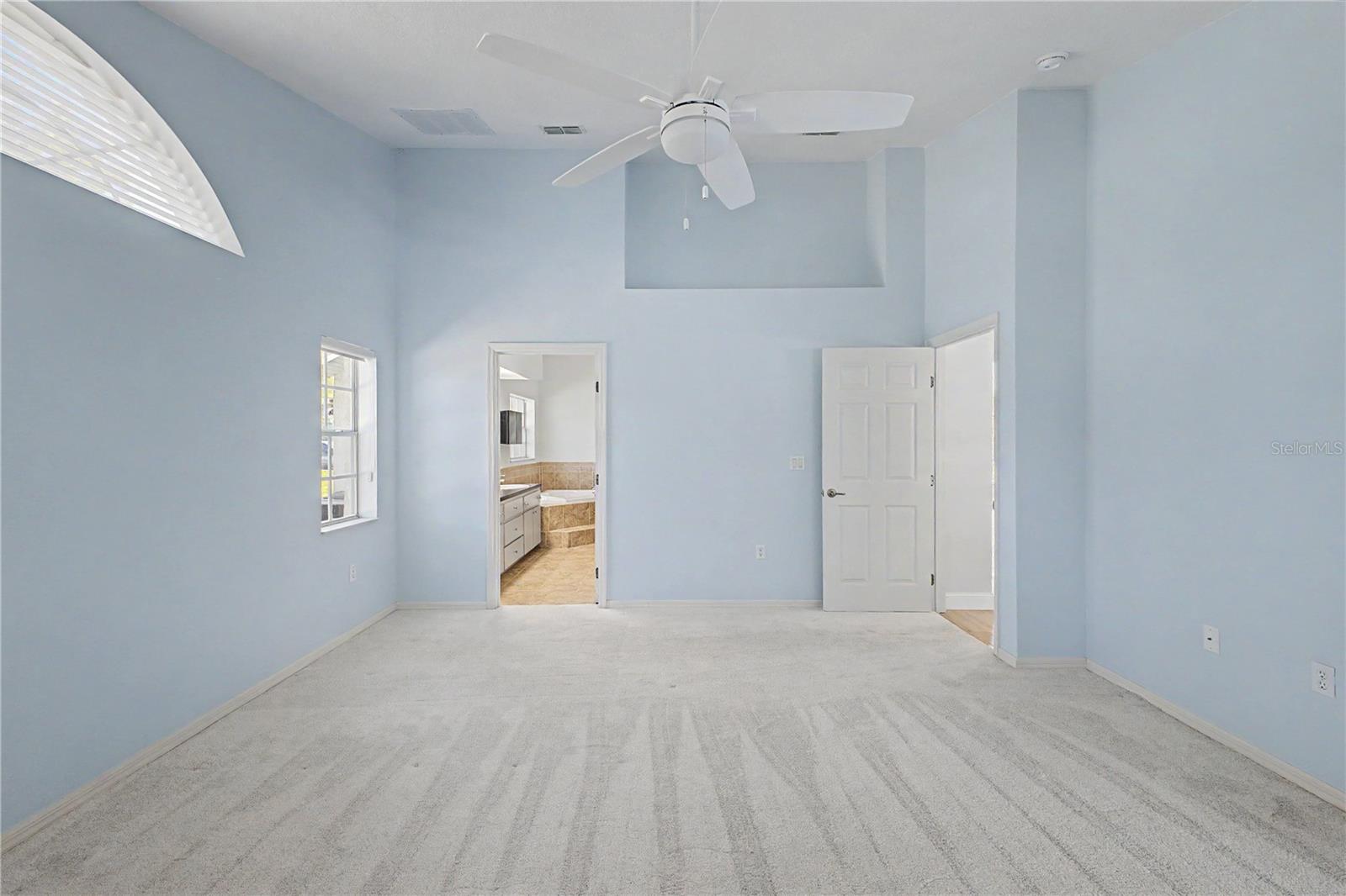 Listing photo id 36 for 15031 Surrey Bend