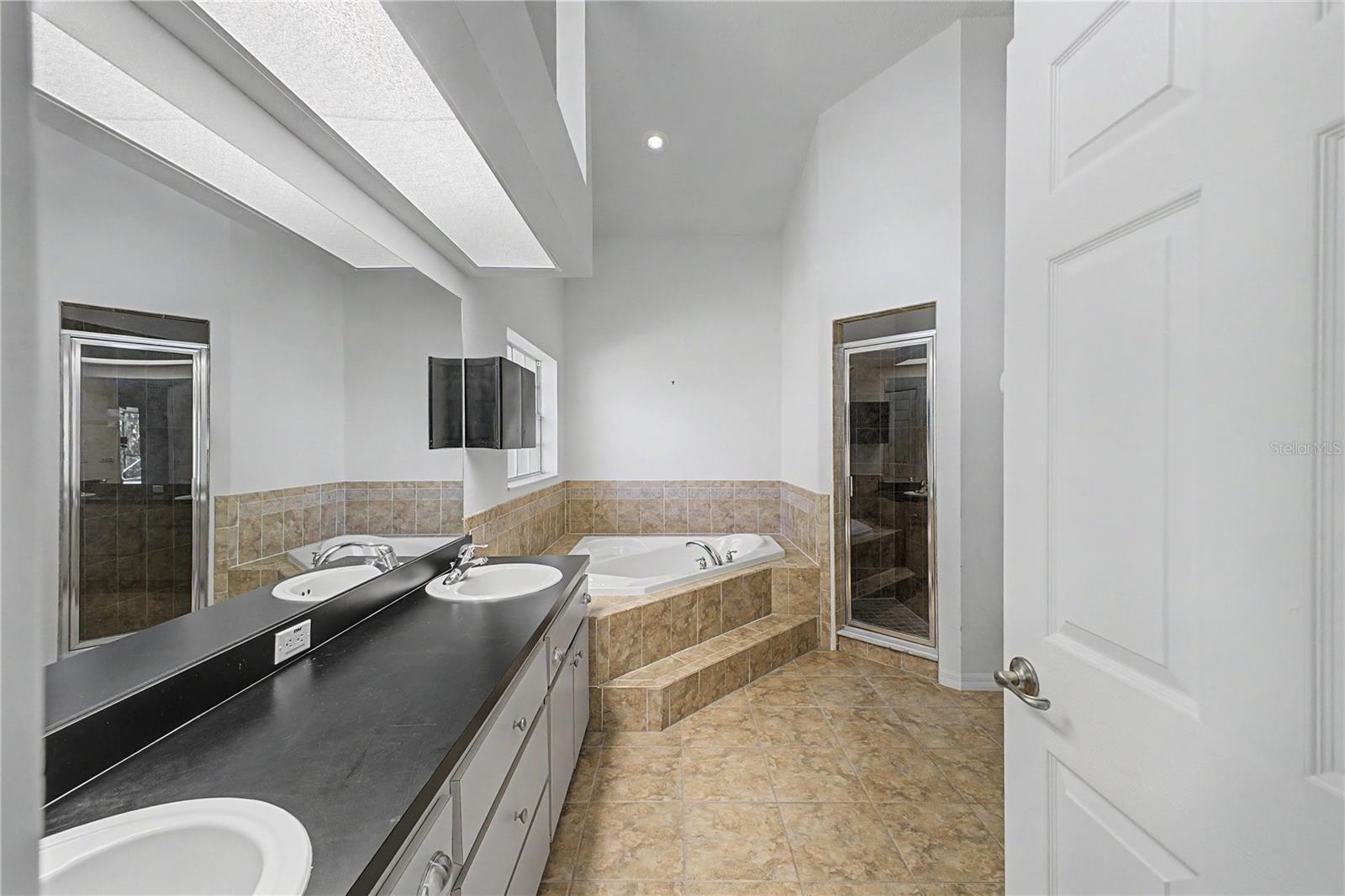 Listing photo id 37 for 15031 Surrey Bend