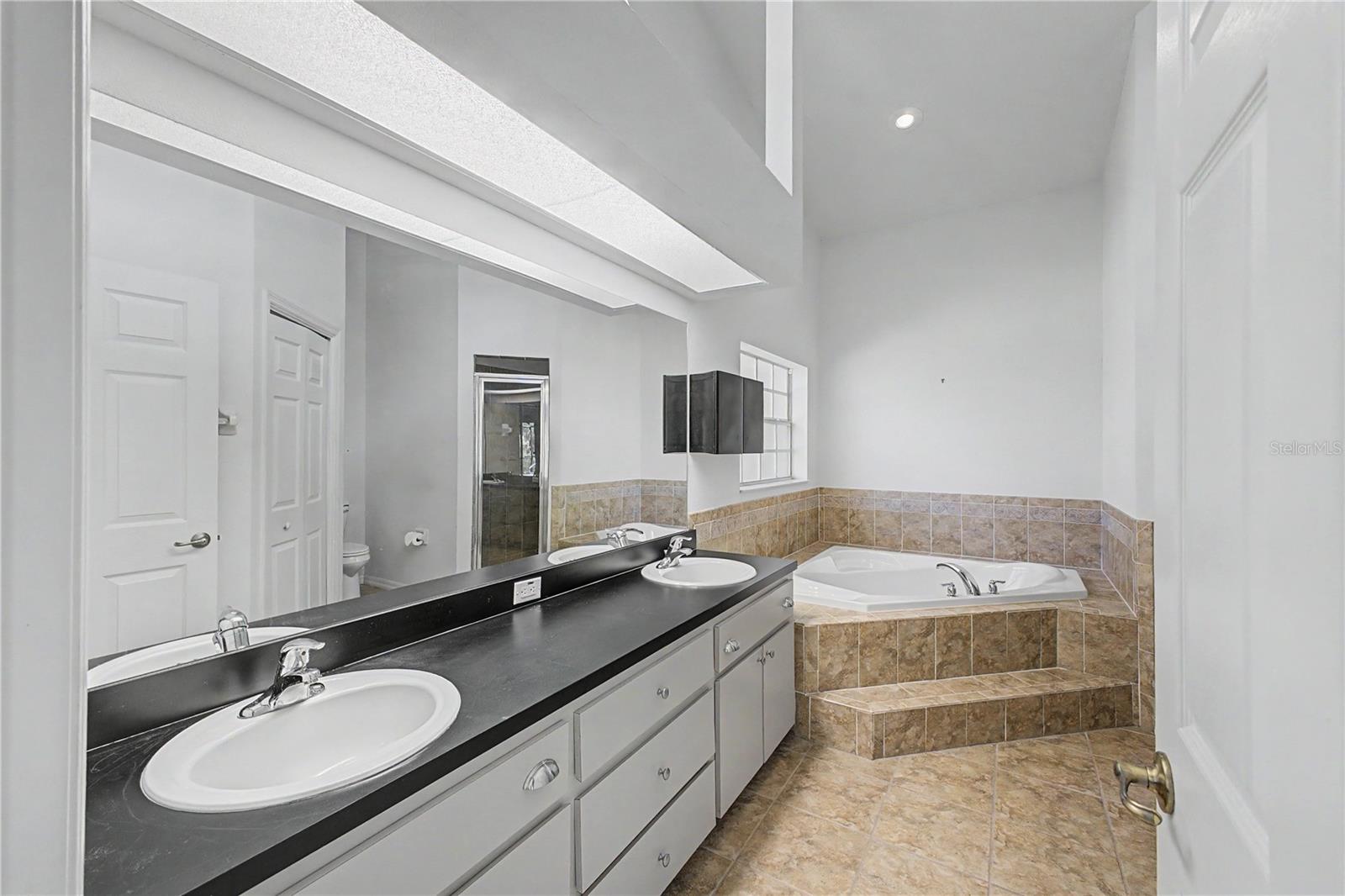 Listing photo id 38 for 15031 Surrey Bend