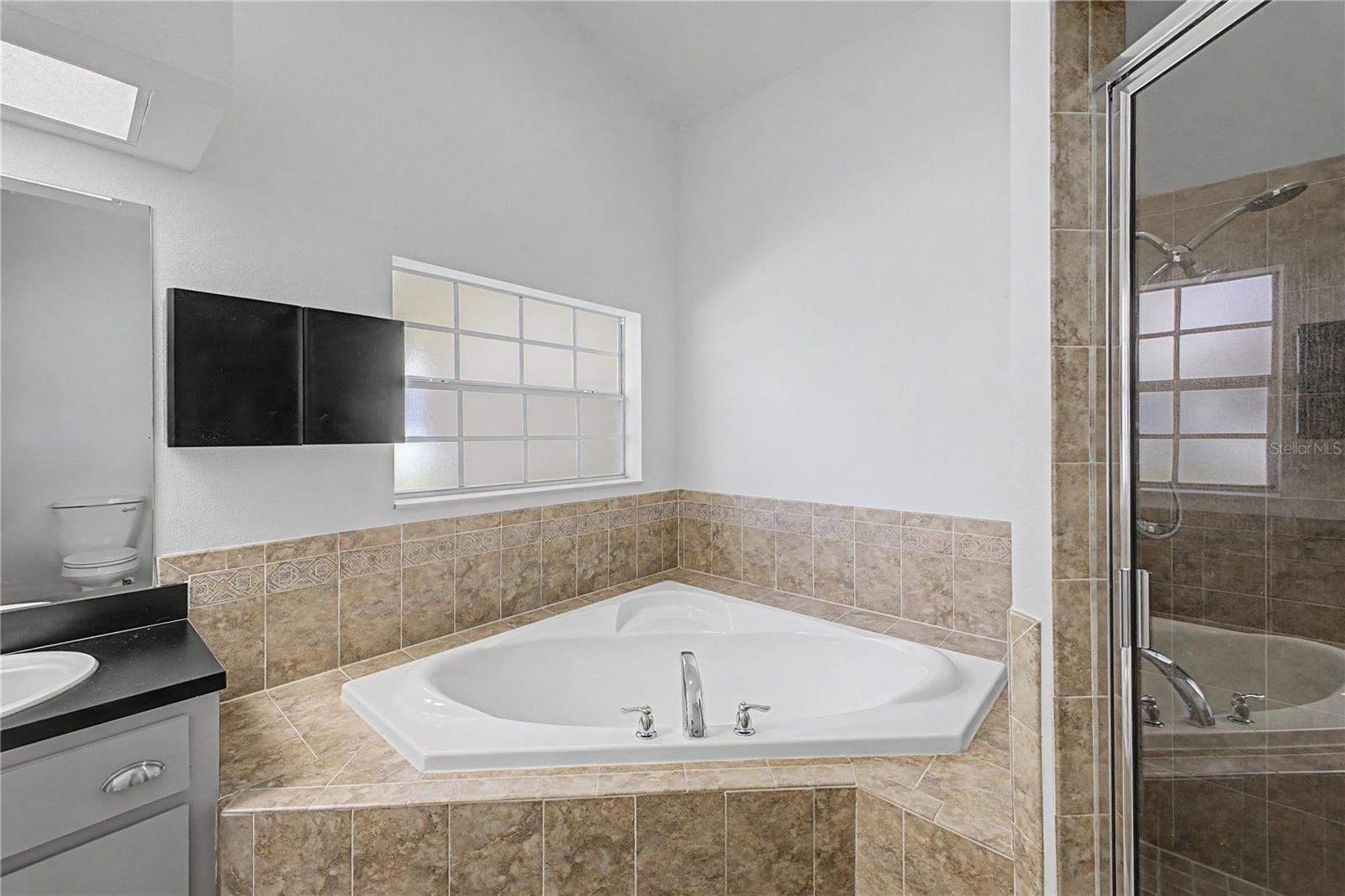 Listing photo id 39 for 15031 Surrey Bend