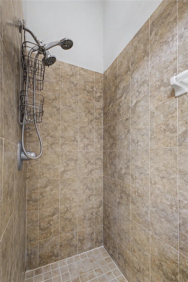 Listing photo id 40 for 15031 Surrey Bend