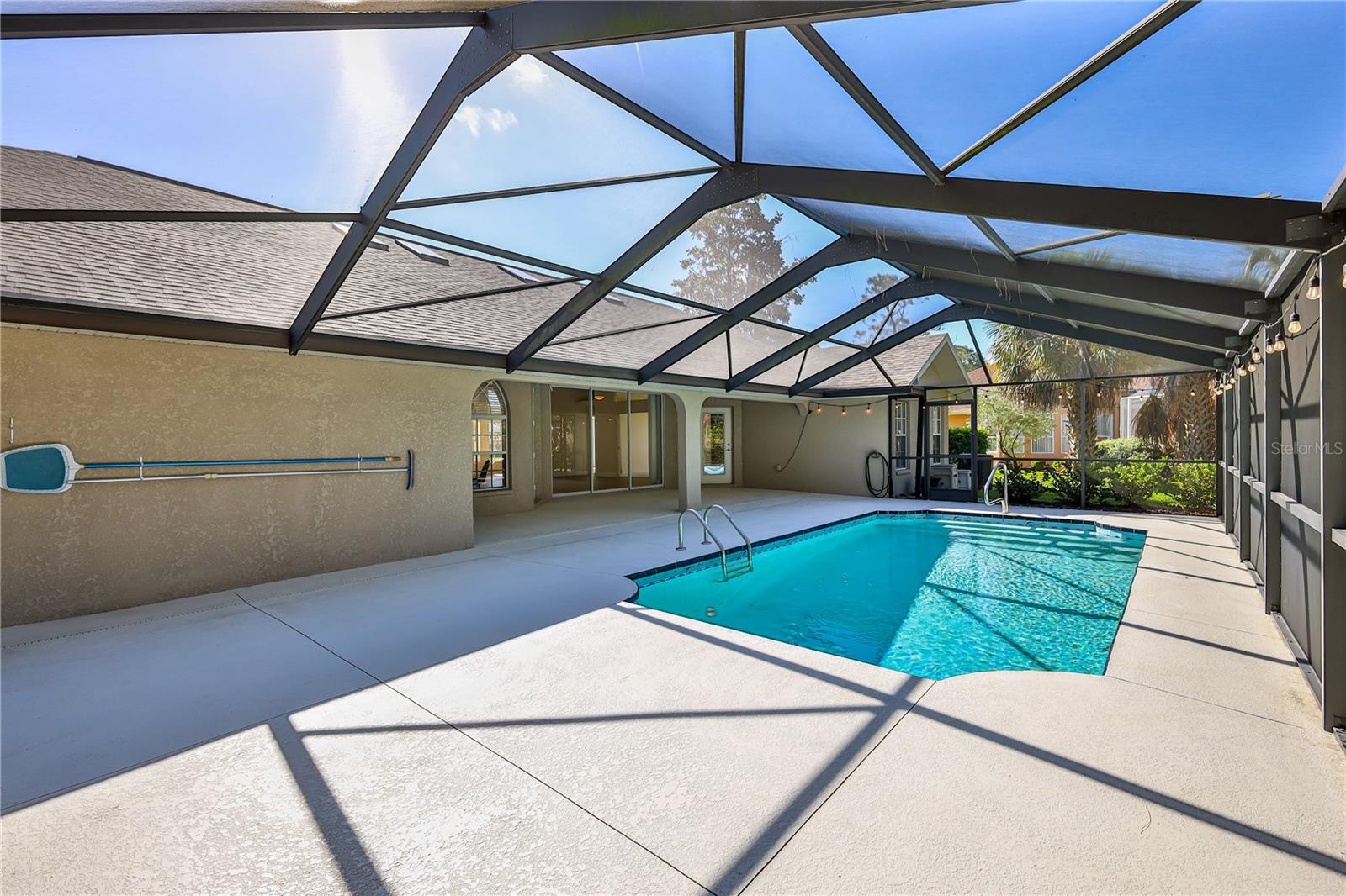 Listing photo id 47 for 15031 Surrey Bend