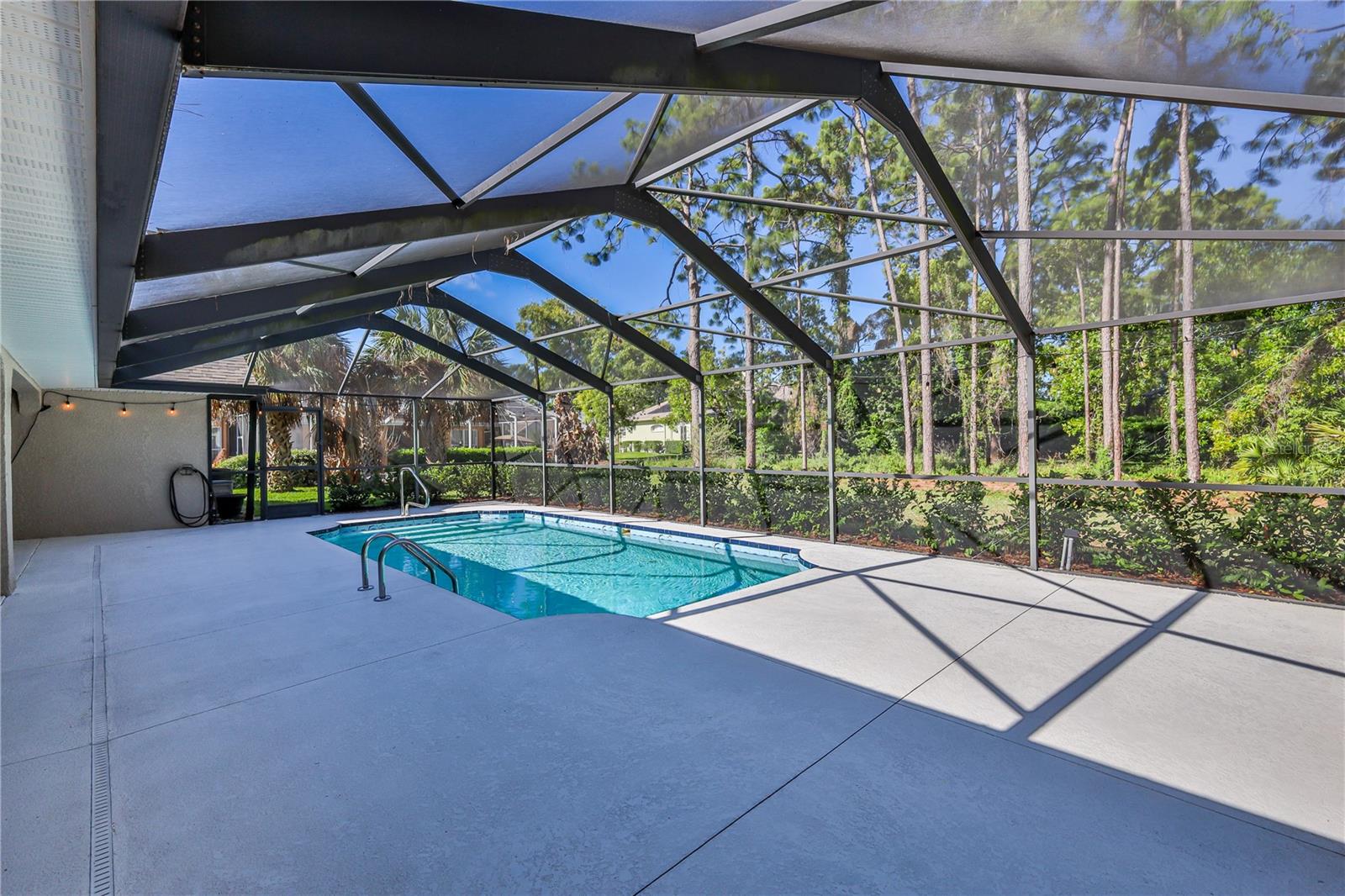 Listing photo id 49 for 15031 Surrey Bend