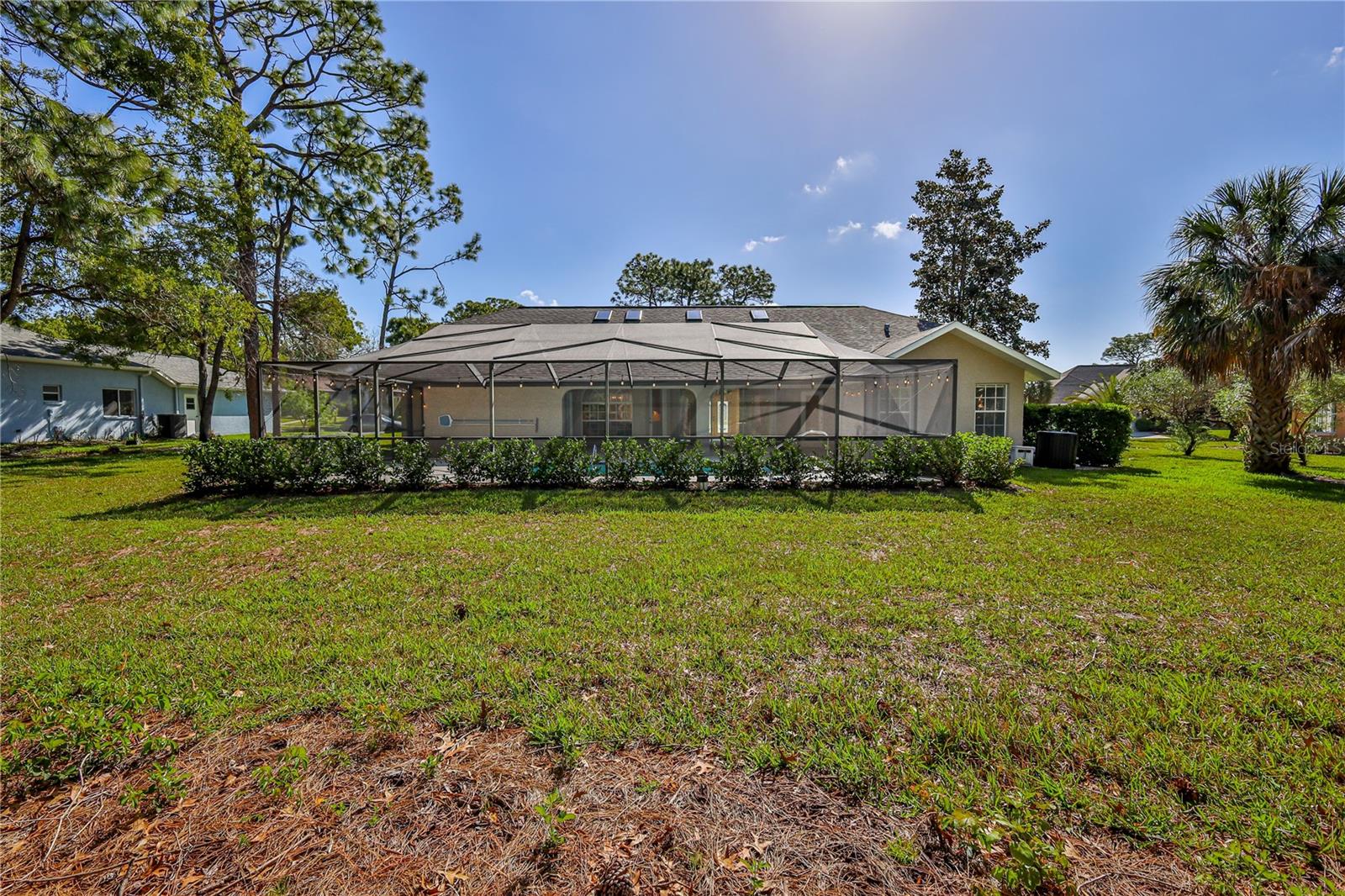 Listing photo id 52 for 15031 Surrey Bend