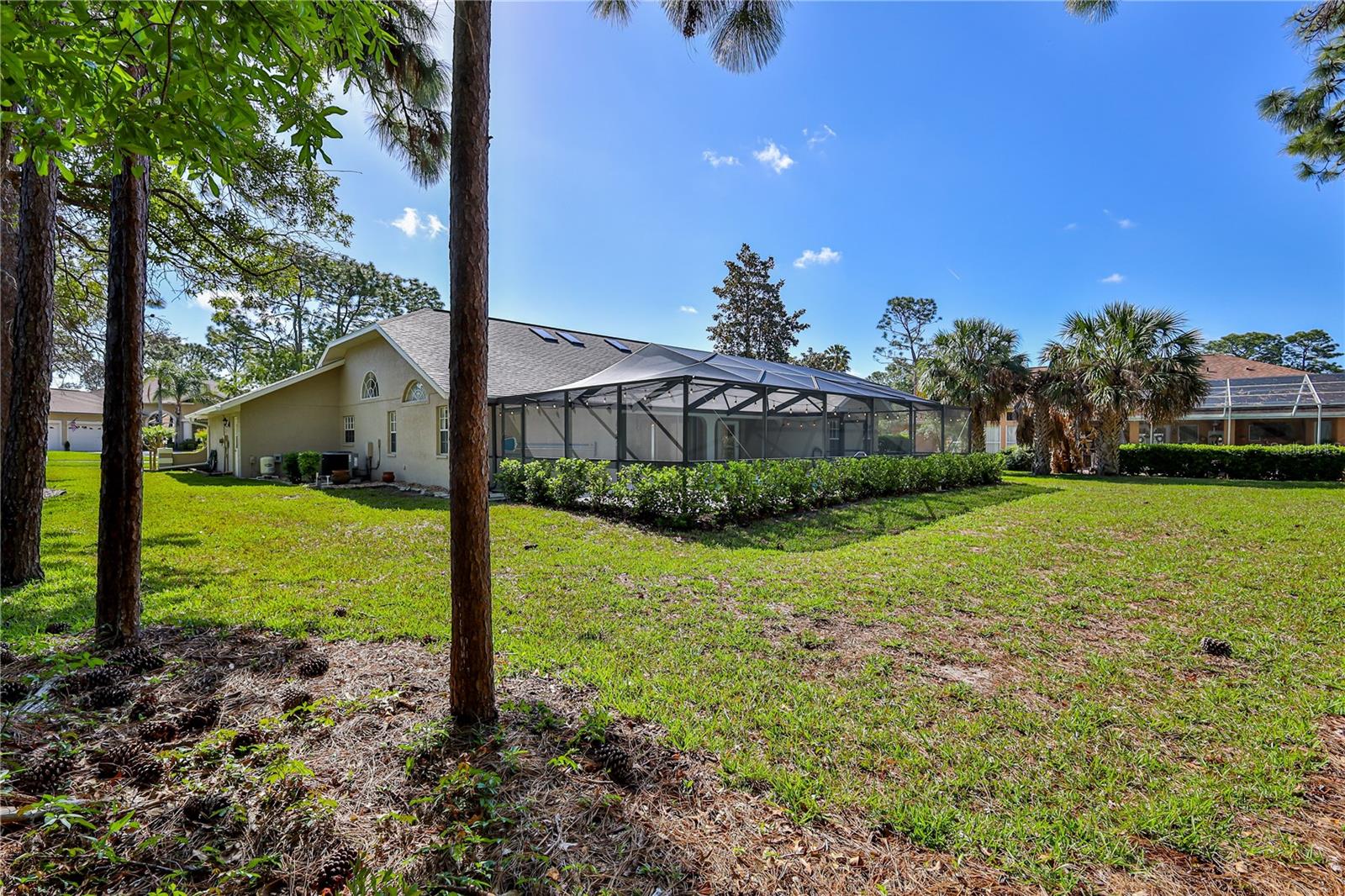 Listing photo id 53 for 15031 Surrey Bend