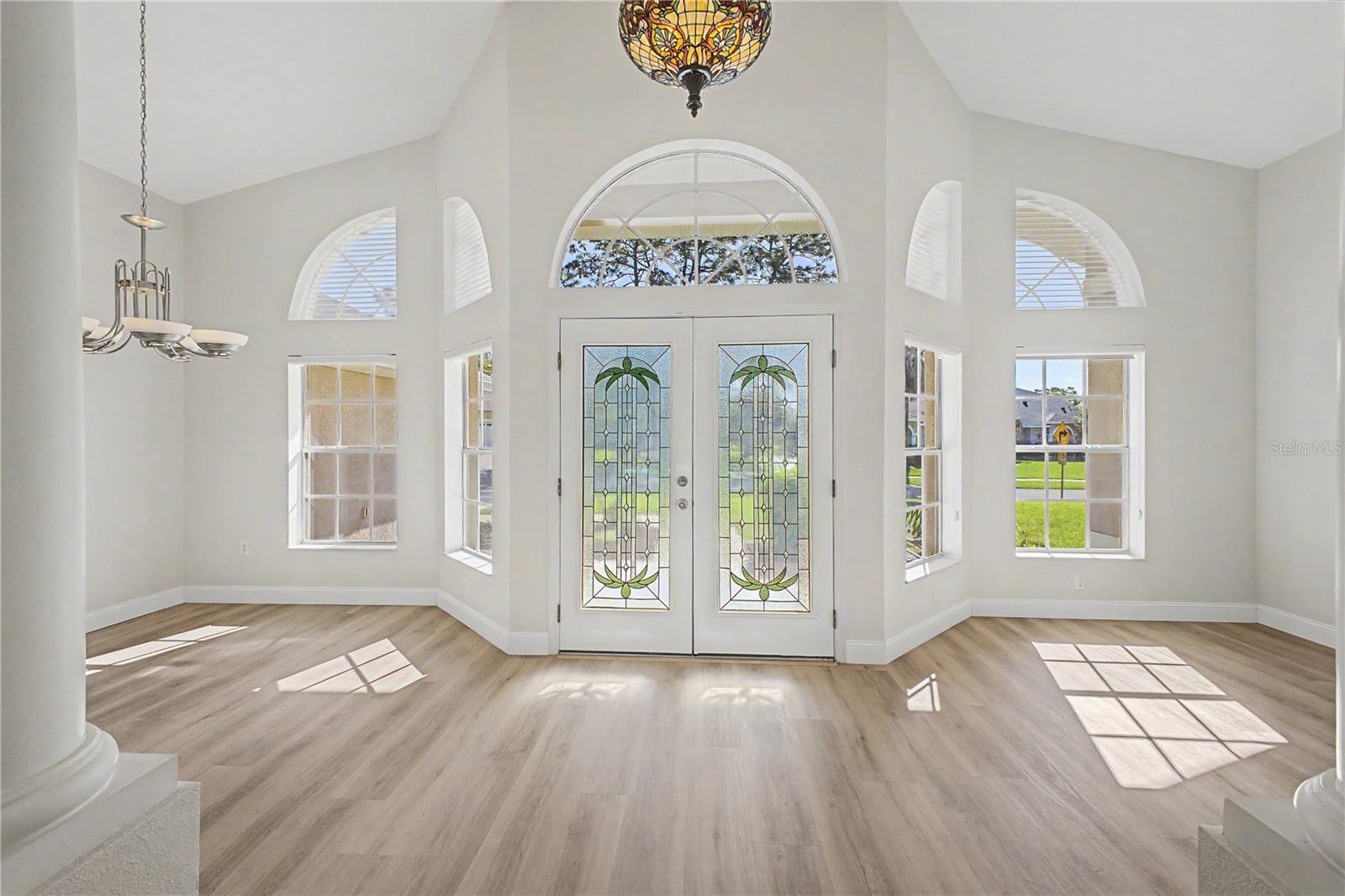 Listing photo id 4 for 15031 Surrey Bend