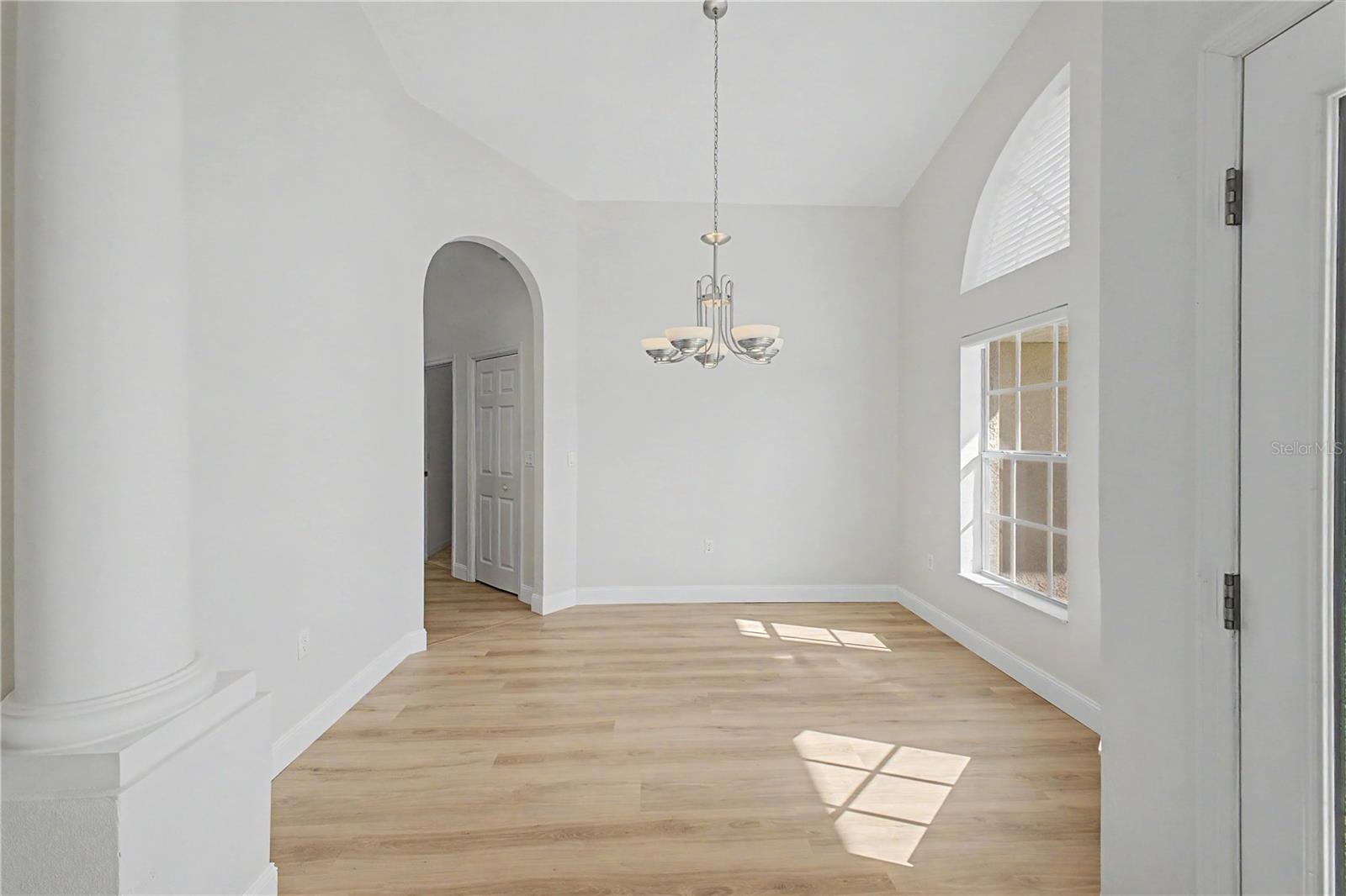 Listing photo id 5 for 15031 Surrey Bend