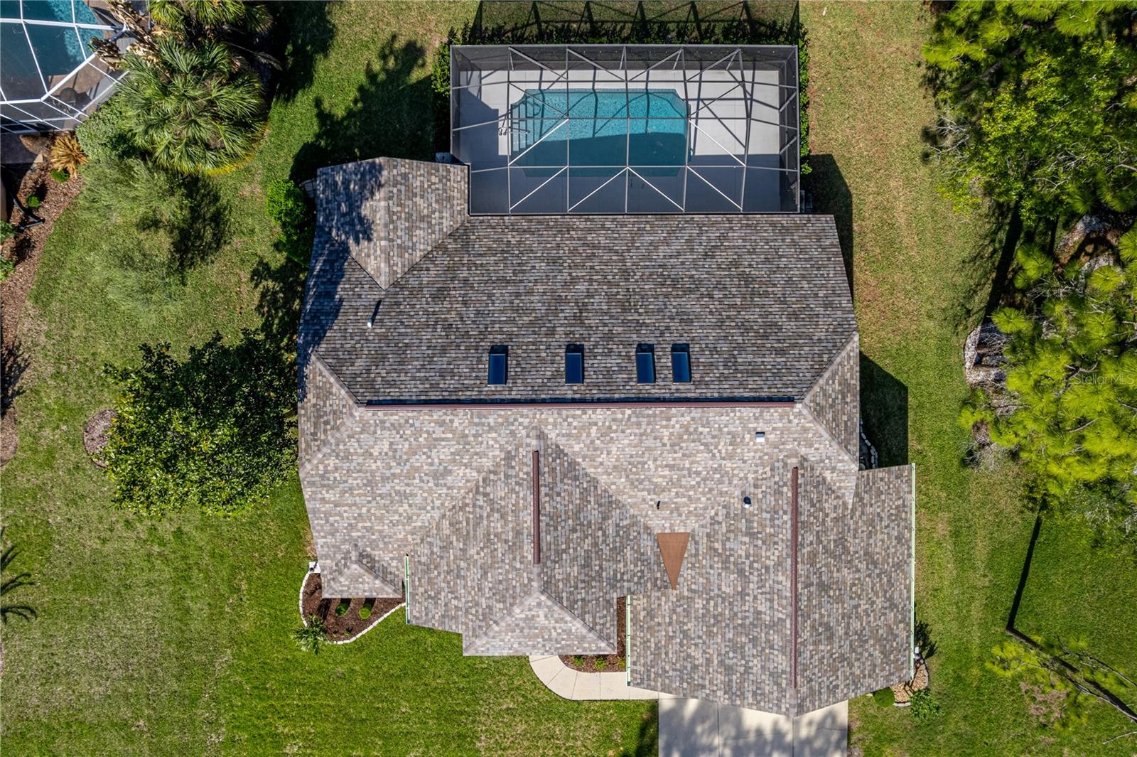 Listing photo id 75 for 15031 Surrey Bend