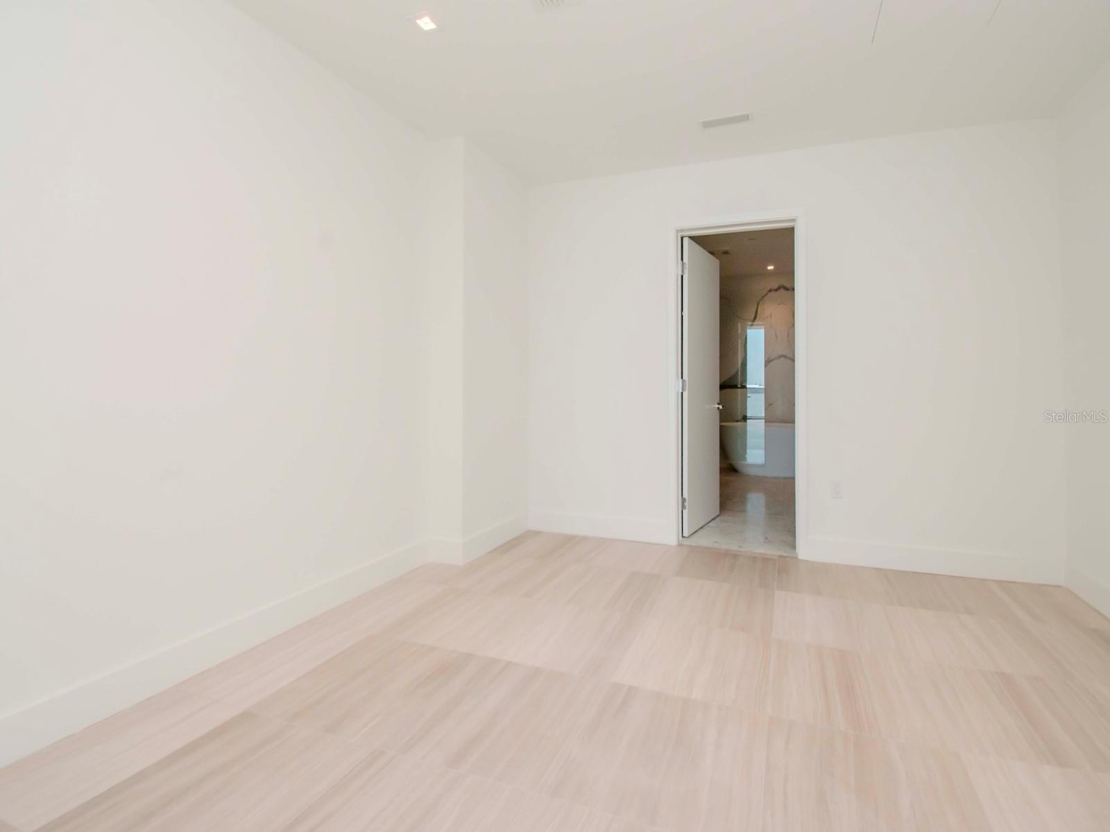 Image 36 of 80 For 3101 Bayshore Boulevard 1102