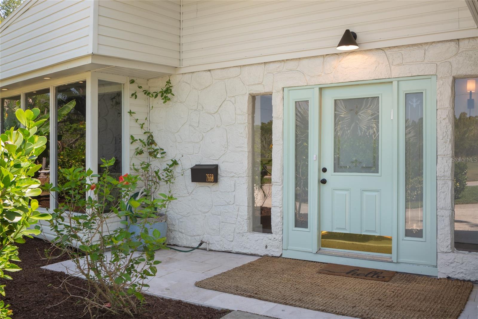 Listing photo id 2 for 2660 Fairway Avenue S