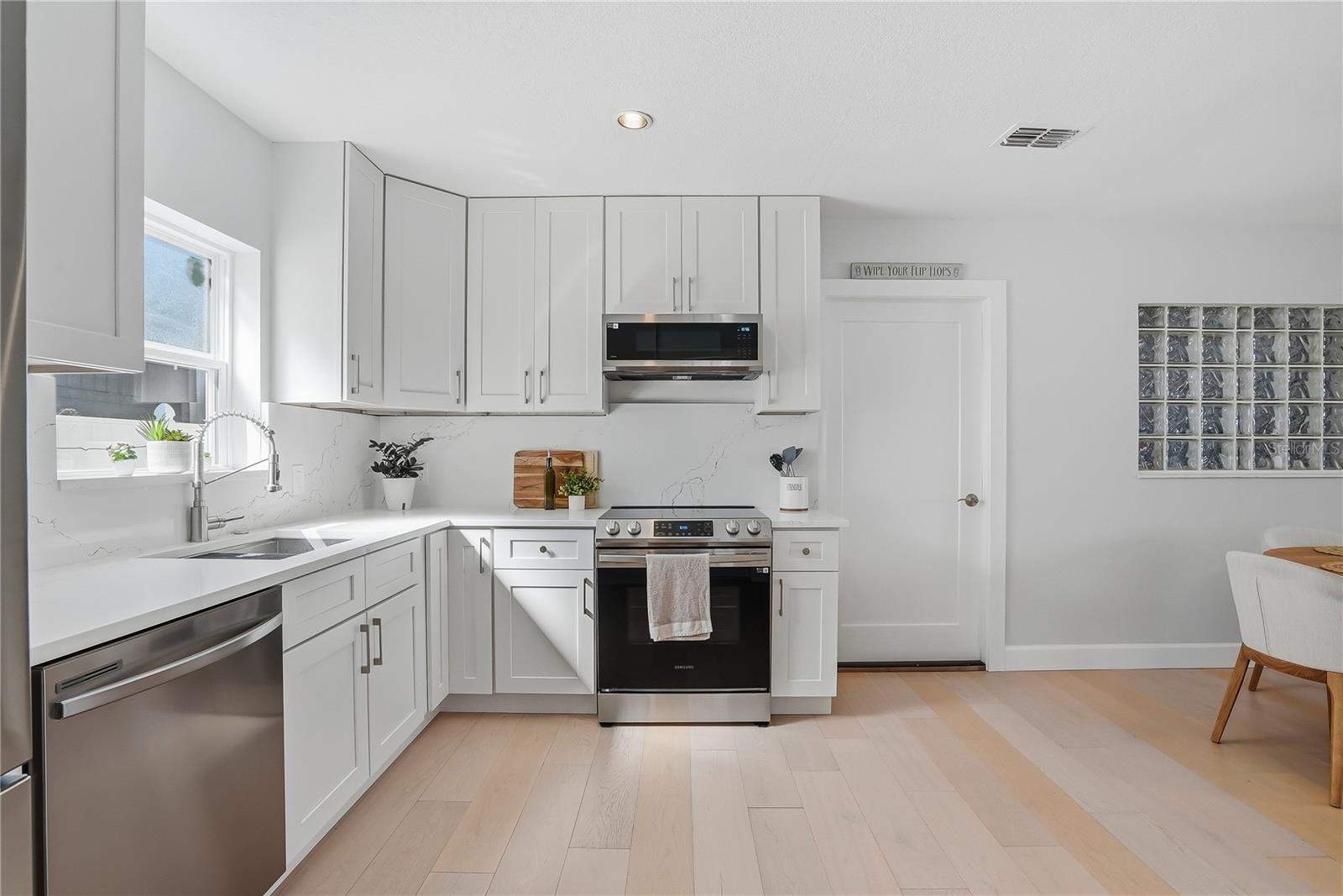 Image 14 of 46 For 4043 Shore Acres Boulevard Ne