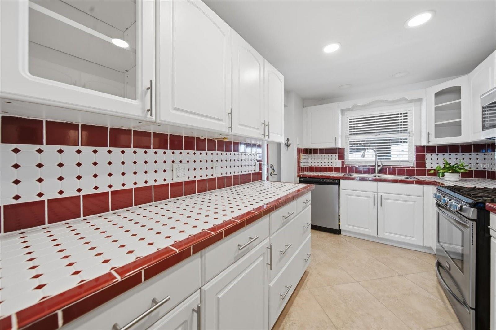 Image 18 of 39 For 5980 Shore Boulevard S 207