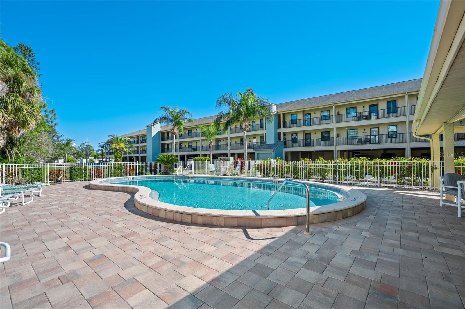 Image 16 of 19 For 460 Paula Drive 402