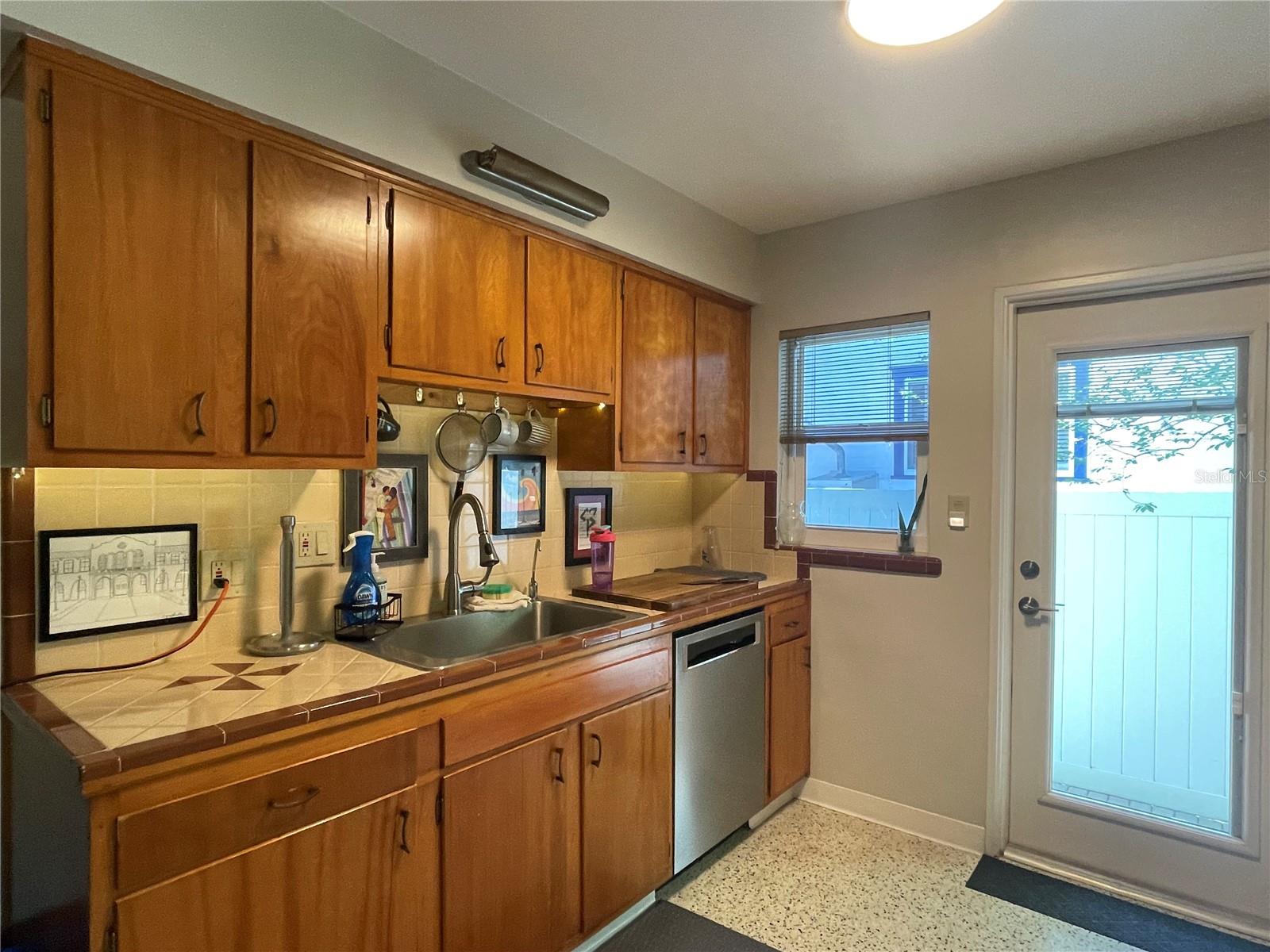 Image 10 of 52 For 807 26th Avenue N