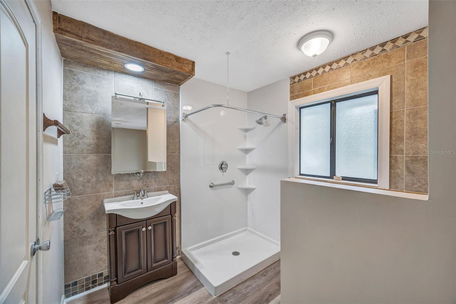 Image 12 of 53 For 407 1st Avenue Ne