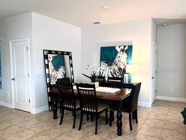 Listing photo id 4 for 8351 Greenway Avenue