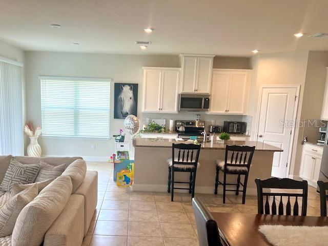 Listing photo id 5 for 8351 Greenway Avenue