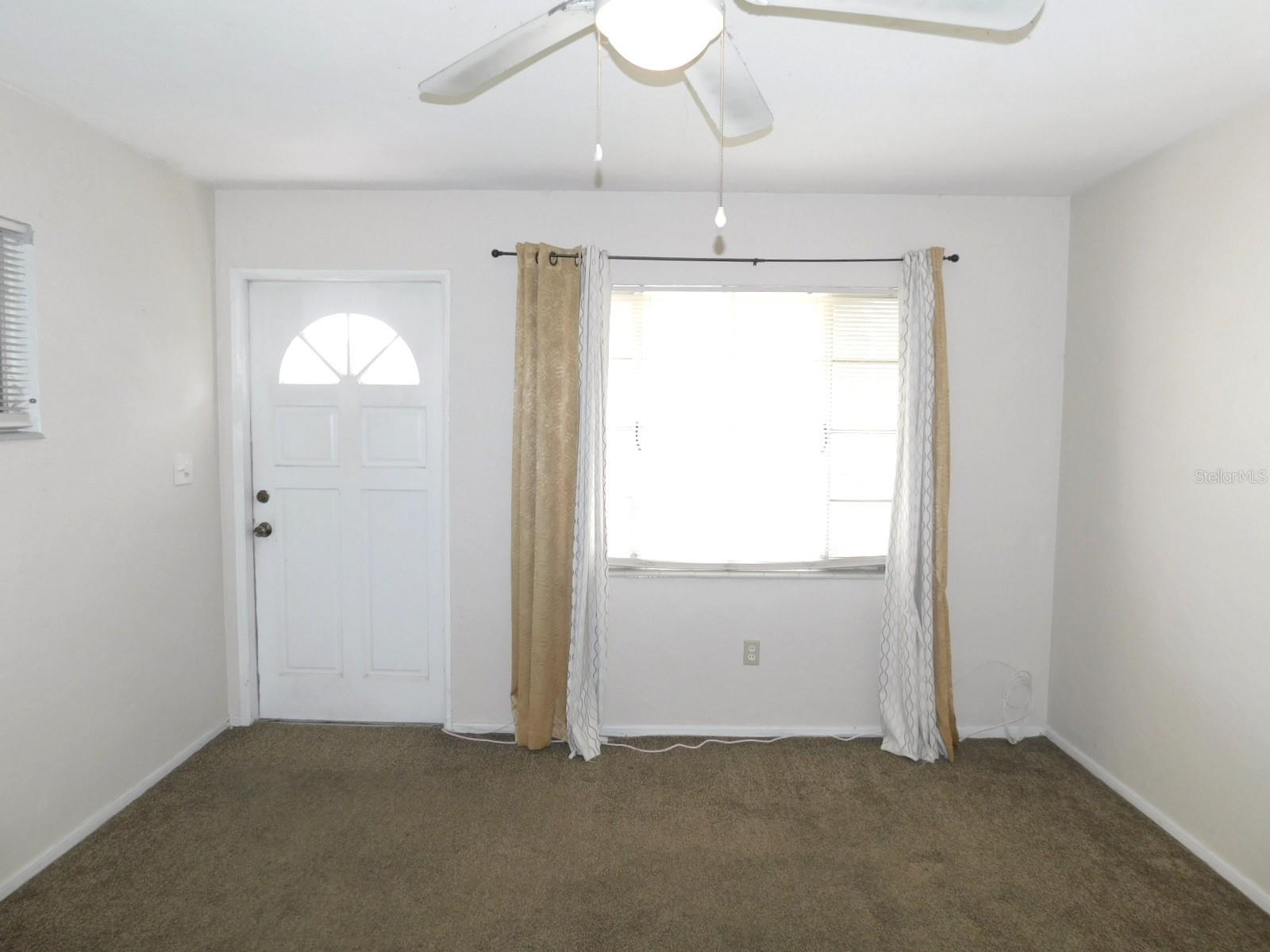 Listing photo id 3 for 6810 13th Street N