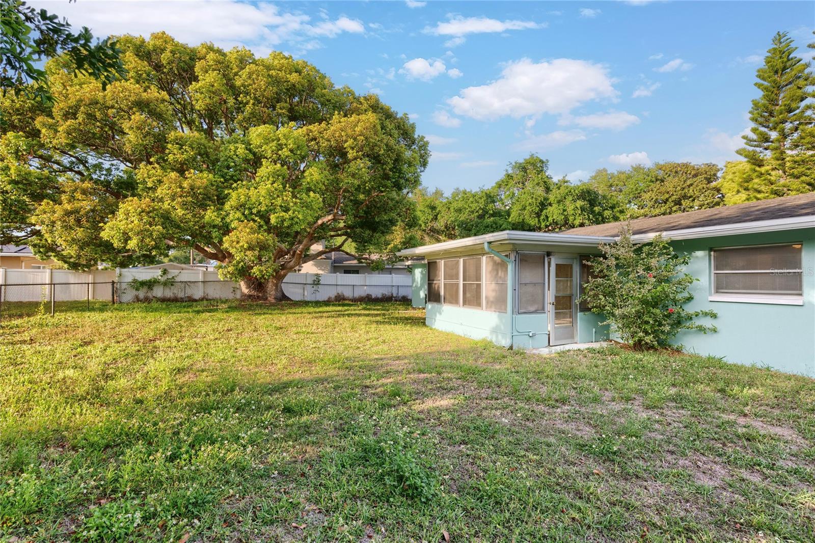 Image 18 of 19 For 1248 Lazy Lake Road W