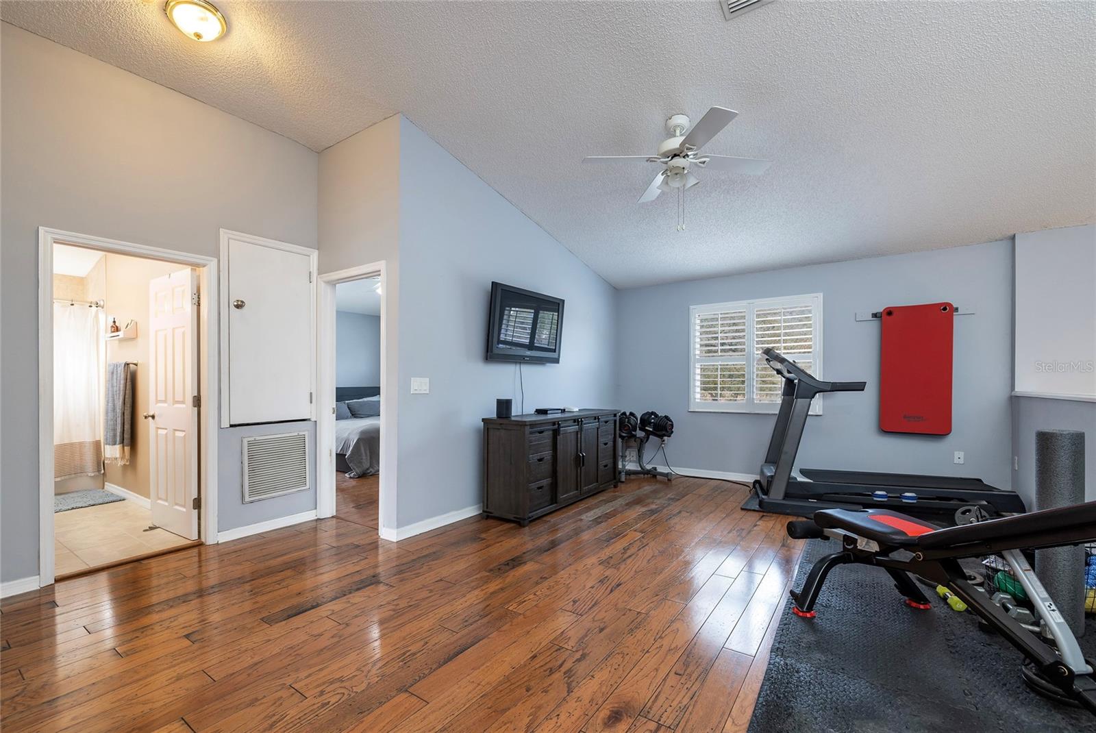 Image 33 of 59 For 4859 Augusta Avenue