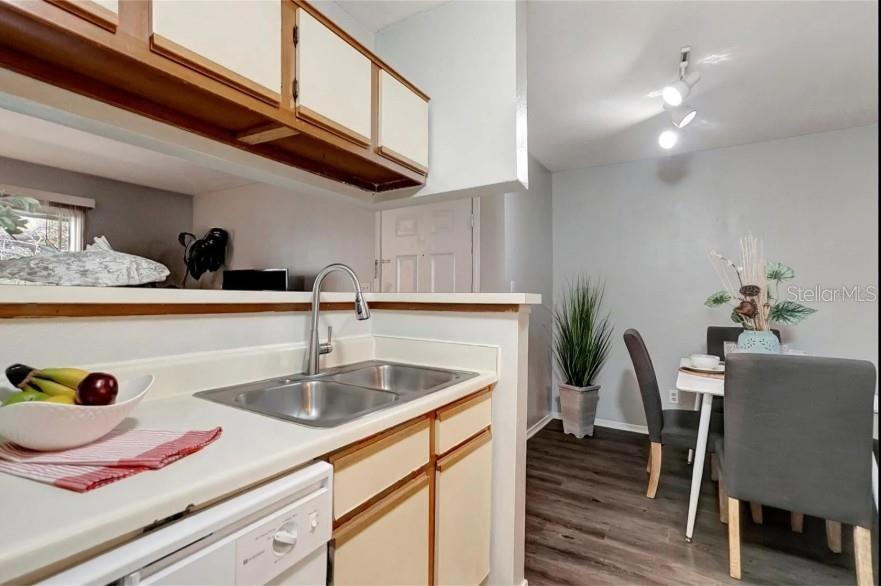 Image 7 of 25 For 1400 Gandy Boulevard 1407