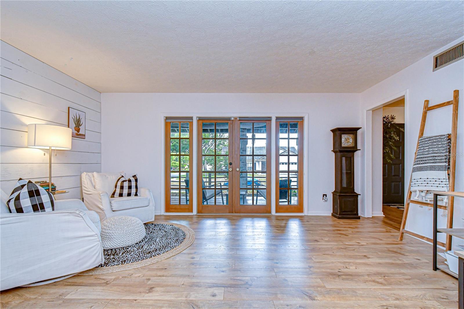 Image 6 of 32 For 819 Bluegrass Lane