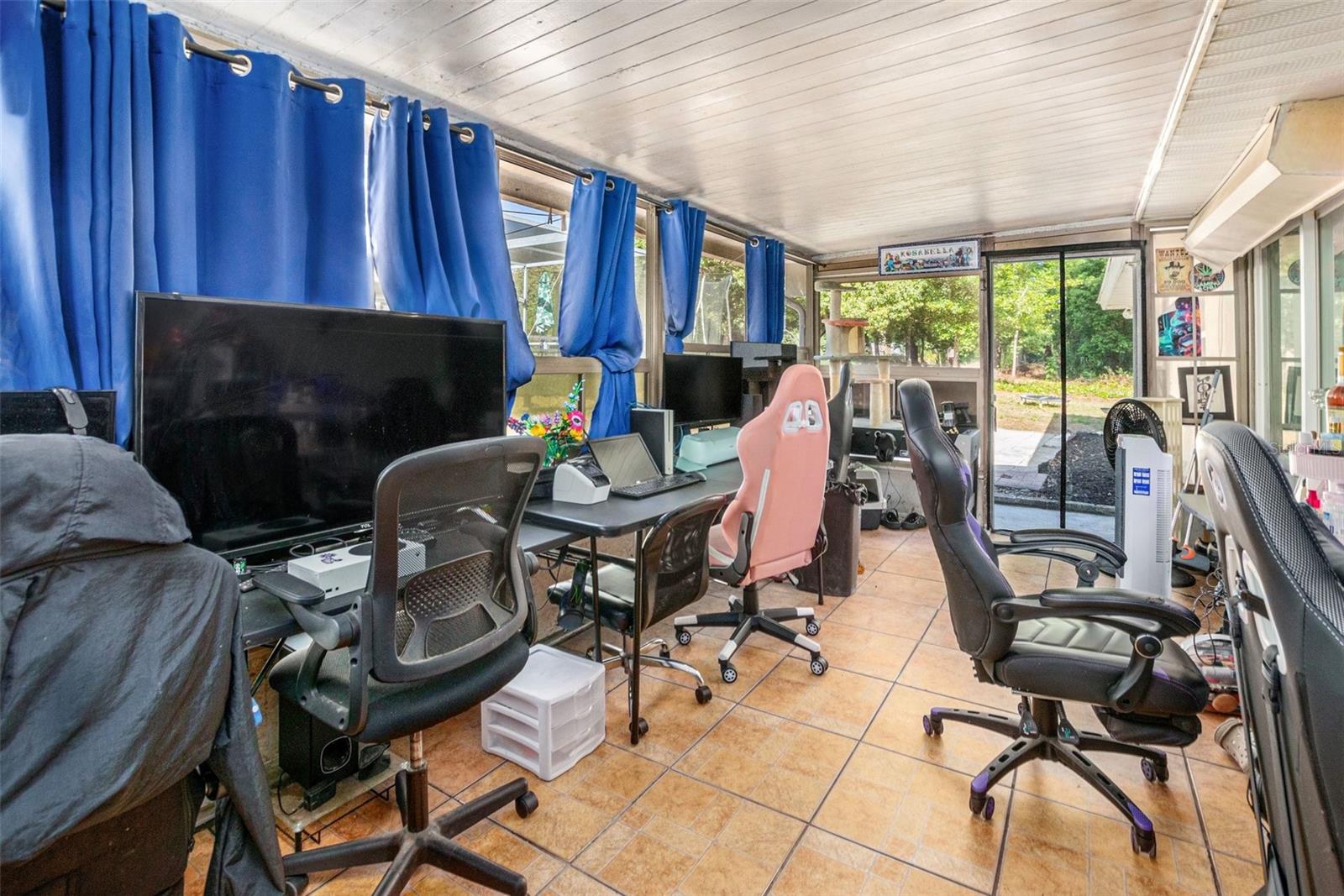 Listing photo id 6 for 210 Red Rose Lane