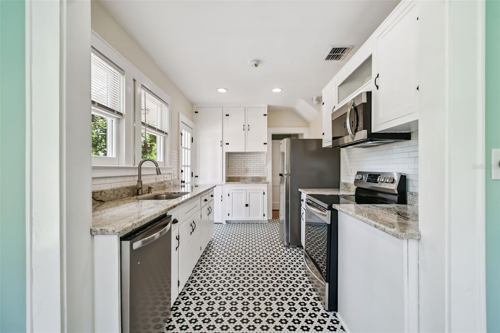 Image 19 of 75 For 758 Wood Street