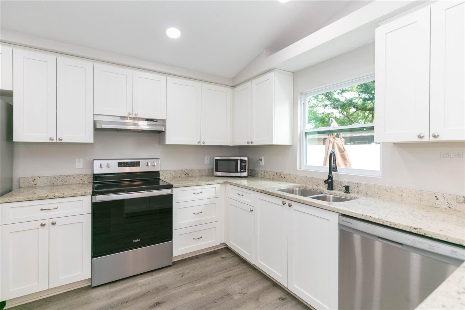 Image 12 of 31 For 39147 6th Avenue