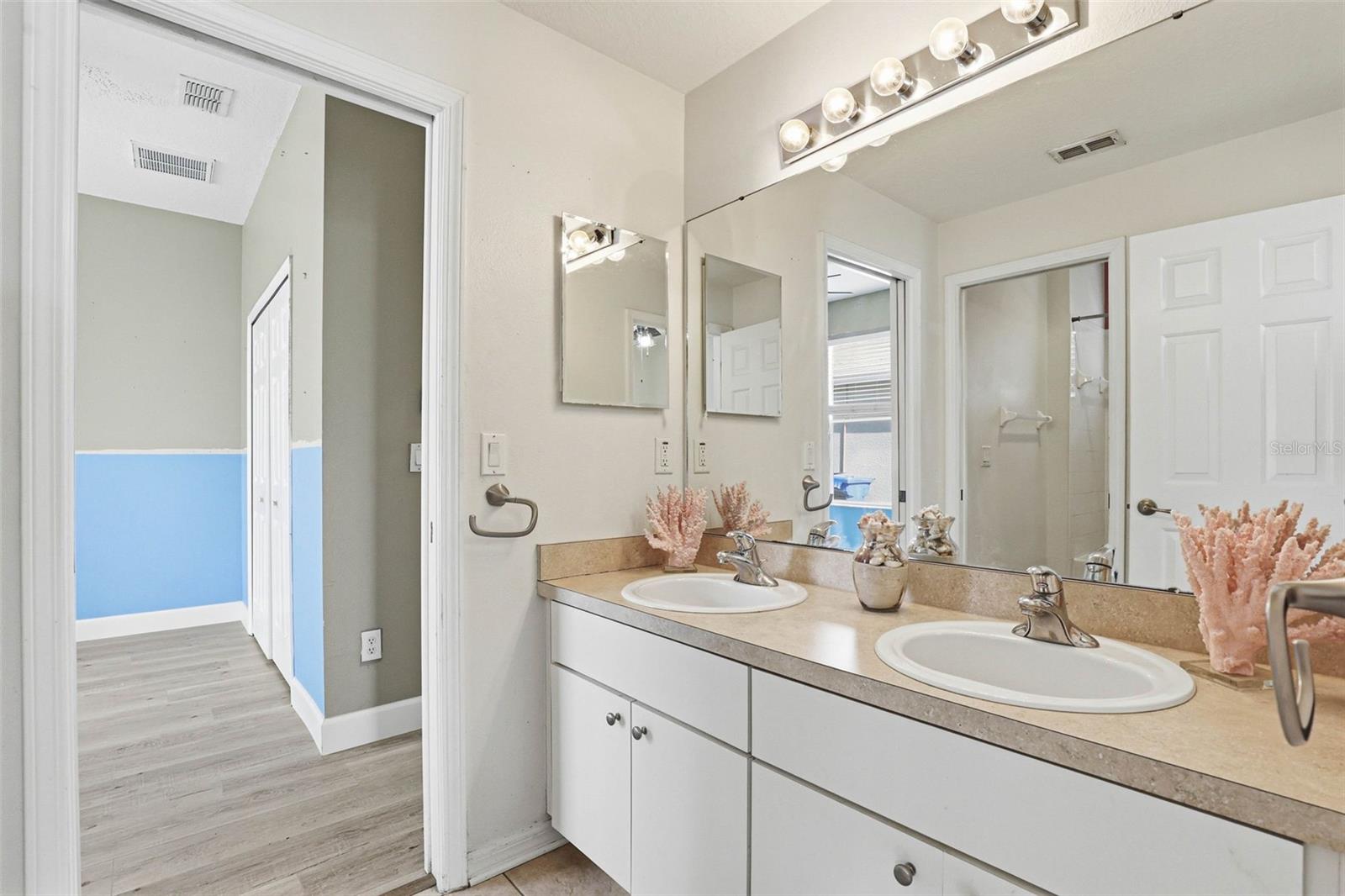 Listing photo id 37 for 13706 Artesa Bell Drive