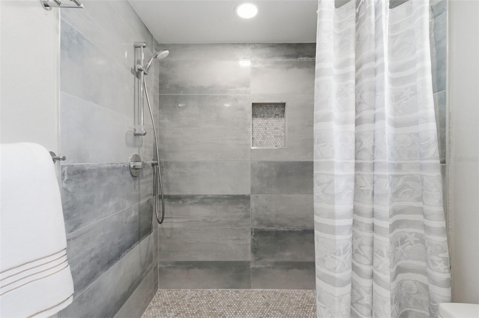 Listing photo id 64 for 410 Lemon Street